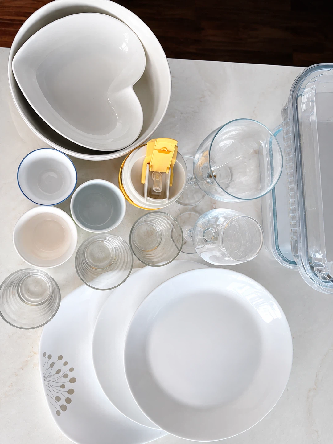 Assorted kitchenware set including Corelle plates