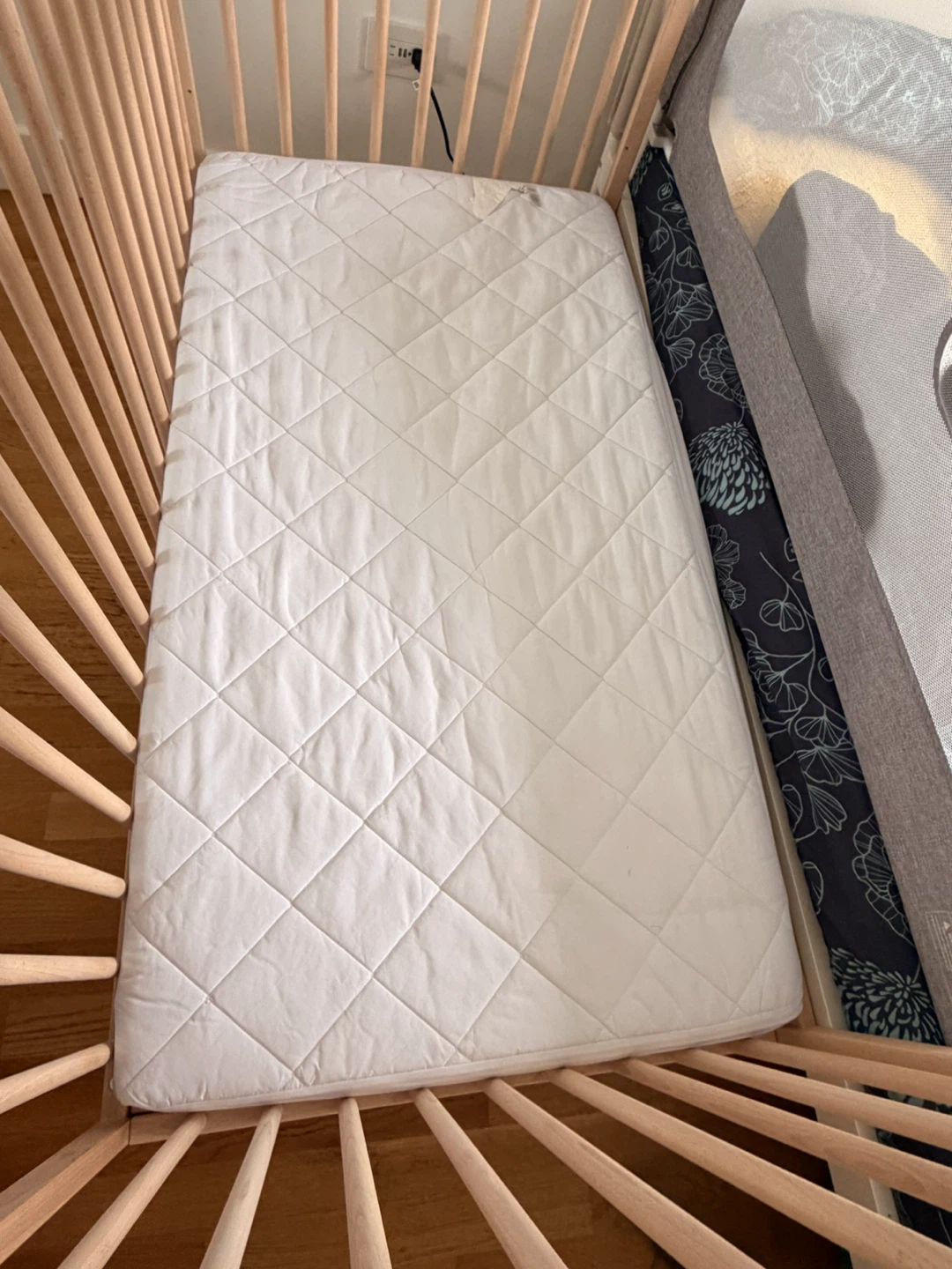 IKEA SNIGLAR Crib + Mattress + Waterproof Pad – Like New - photo 3