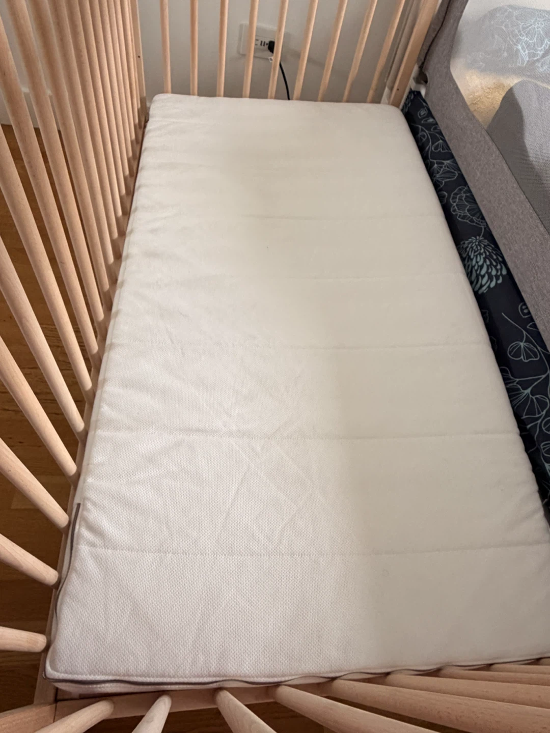 IKEA SNIGLAR Crib + Mattress + Waterproof Pad – Like New - photo 4