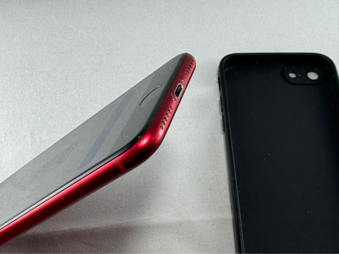 Red iPhone SE (2nd Gen) 128GB with Black Case - photo 3
