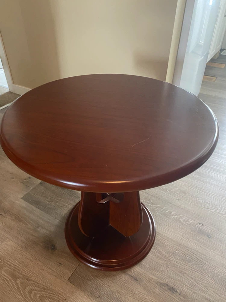 MINT SOLID OAK RED STAIN END TABLE