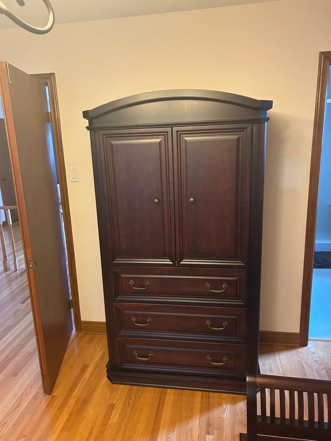 Traditional dark maple wood King bedroom set - photo 2