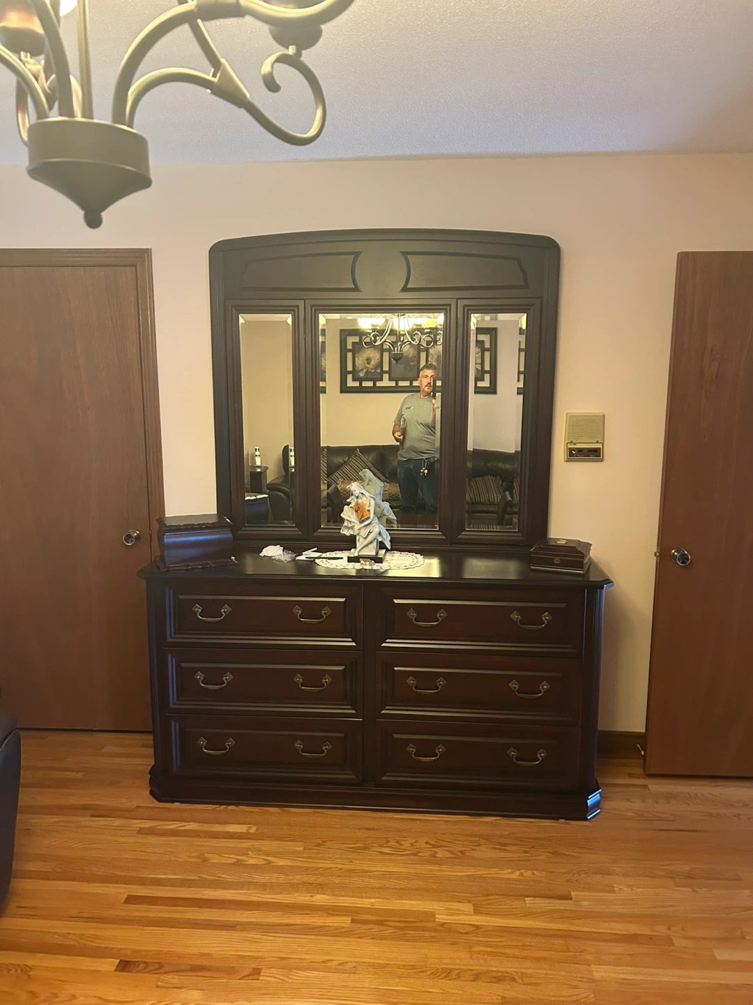 Traditional dark maple wood King bedroom set - photo 3
