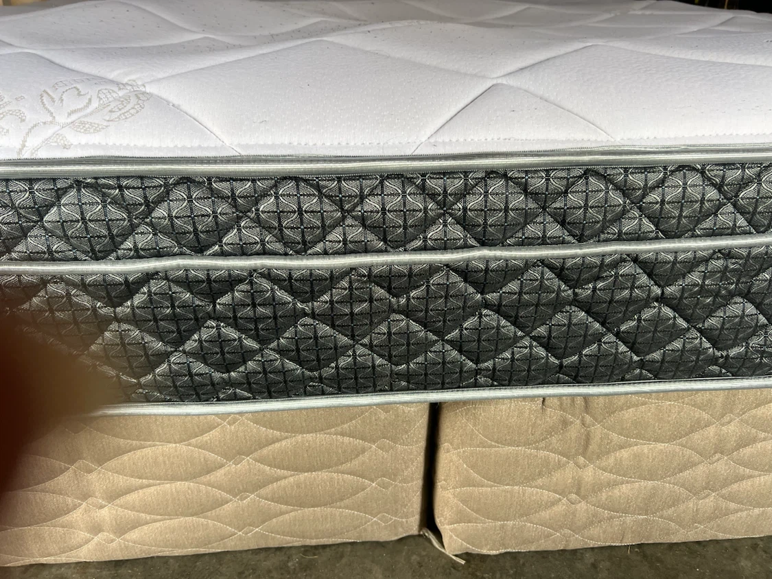 King mattress with box spring seat/free delivery - photo 3