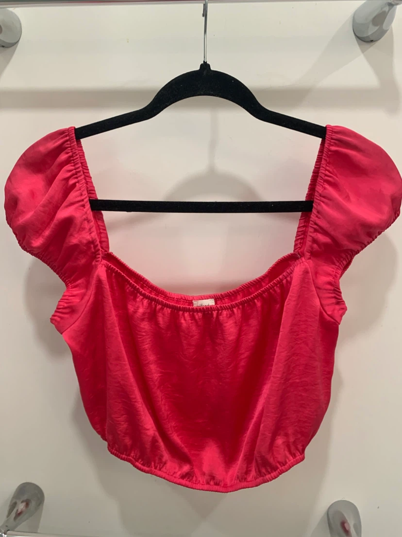 🩷 Aritzia Wilfred pink crop top size M 🩷