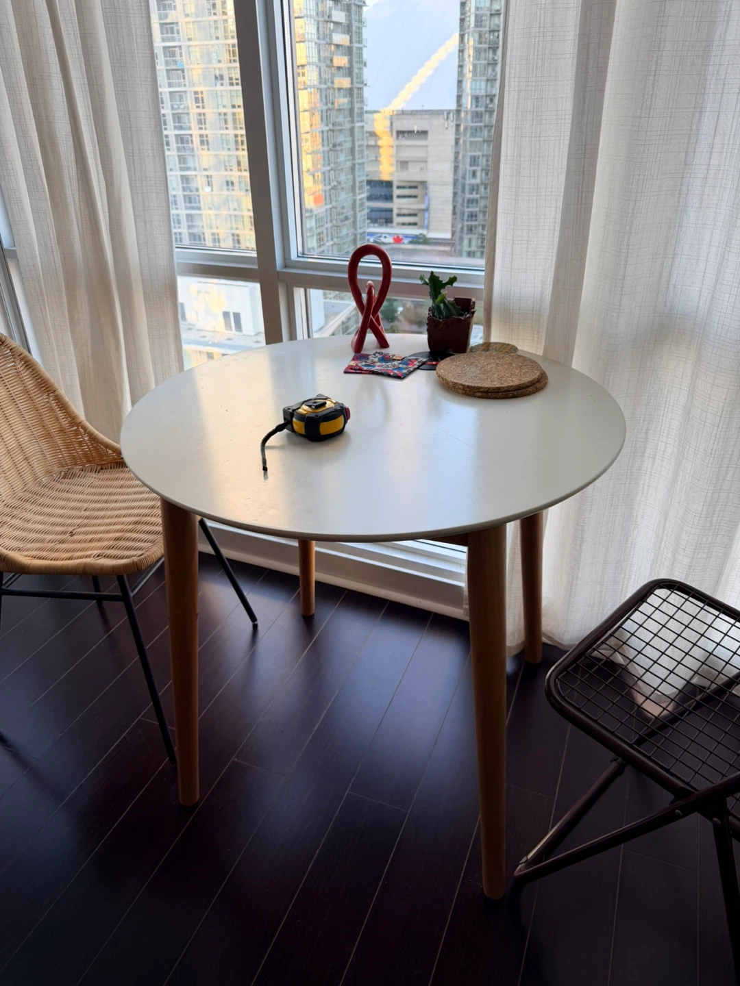 Round Dining Table 31.5” in diameter