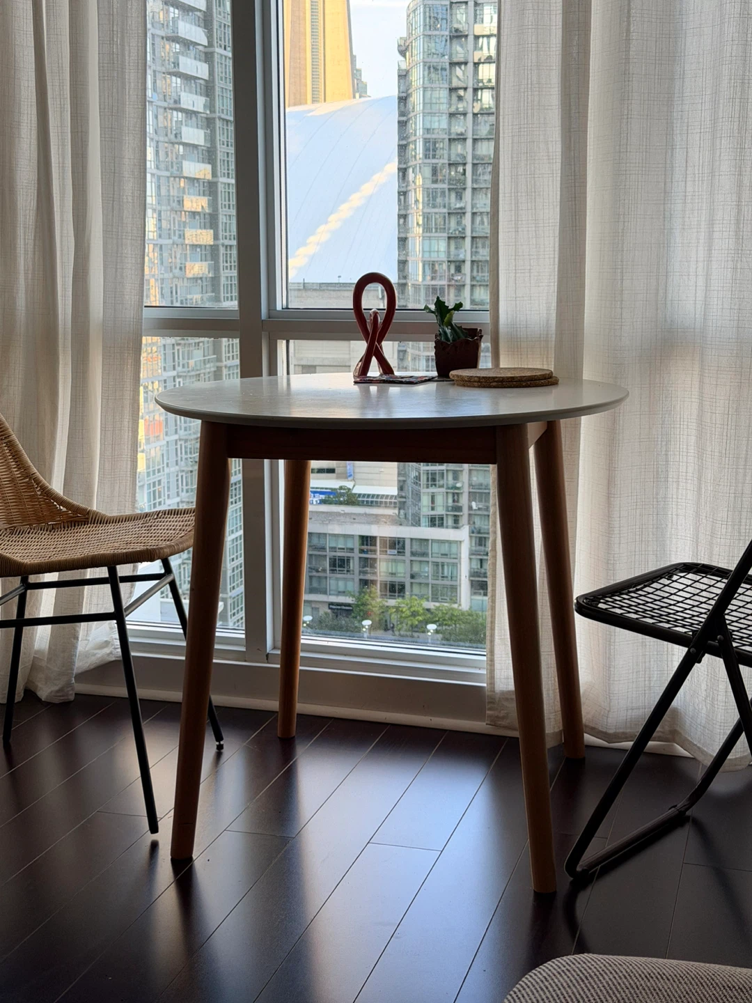 Round Dining Table 31.5” in diameter - photo 2