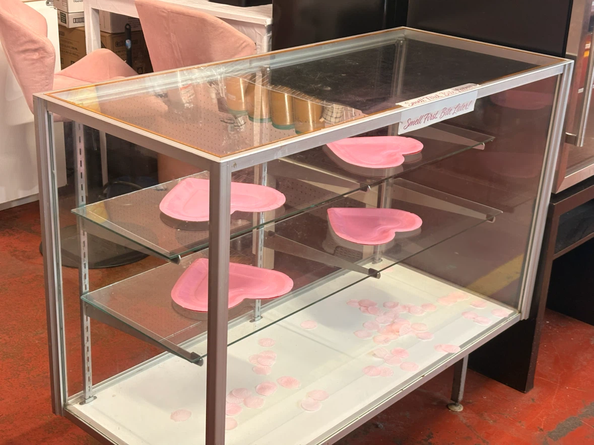 Glass display case with aluminum frame - photo 5