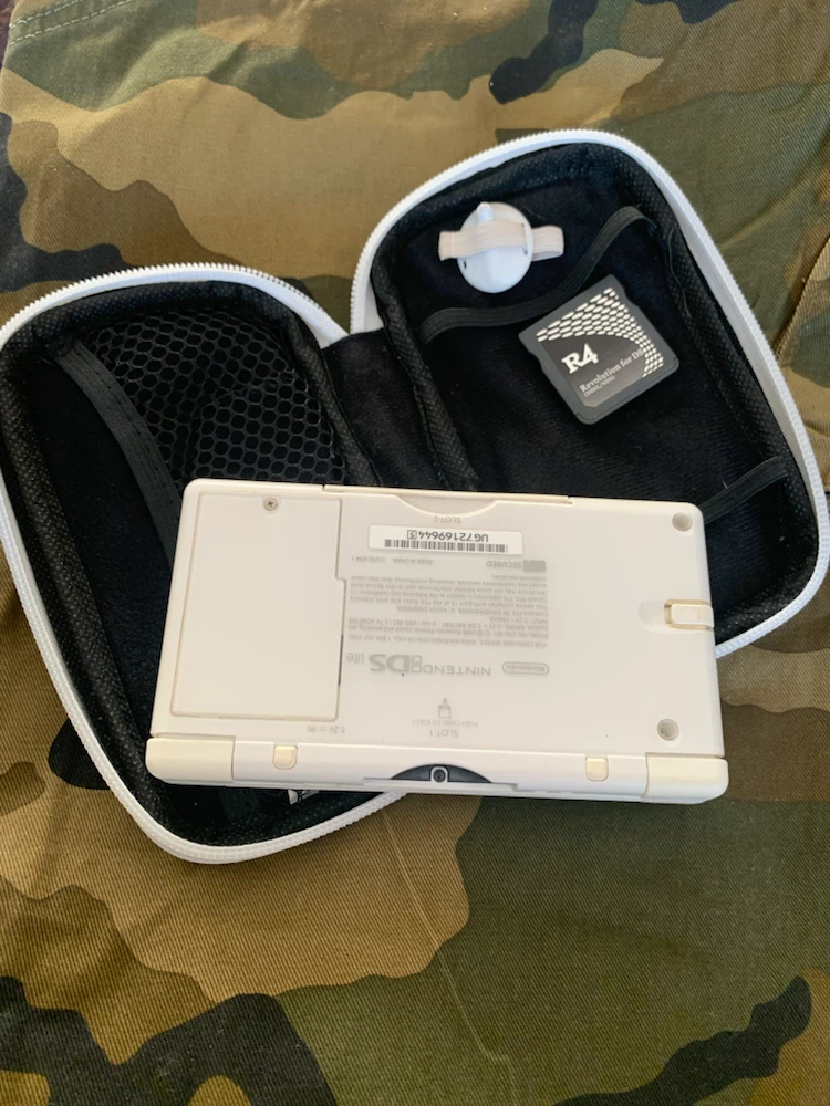 Nintendo DS Lite with Case, stylus  and R4 Revolution Card - photo 2