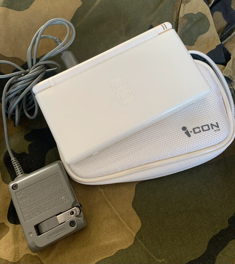 Nintendo DS Lite with Case, stylus  and R4 Revolution Card - photo 4
