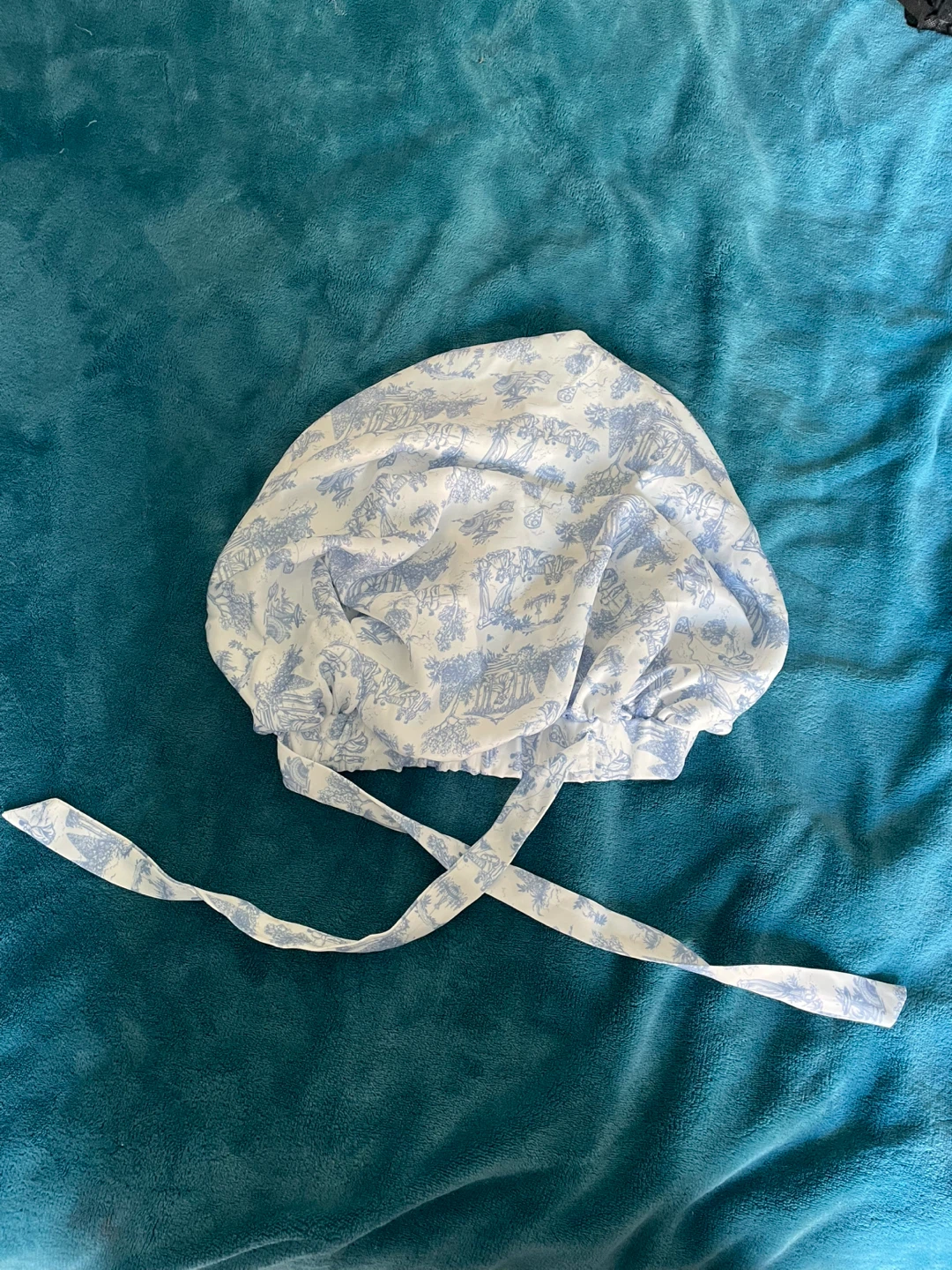 Kitsch bonnet Blue Toile Pattern