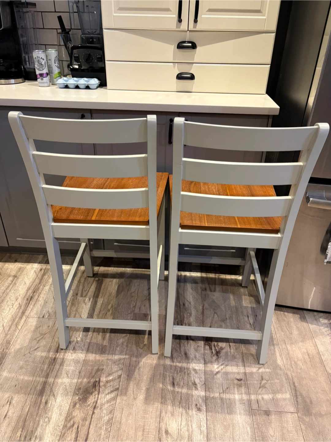 Pair of wooden kitchen counter stools - photo 2