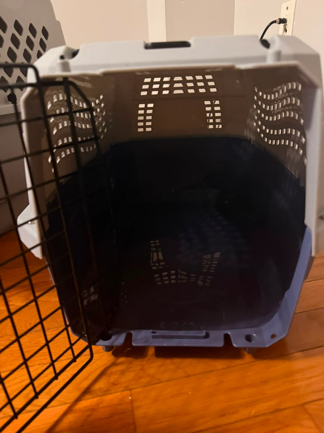 Light grey and purple plastic pet carrier - photo 5