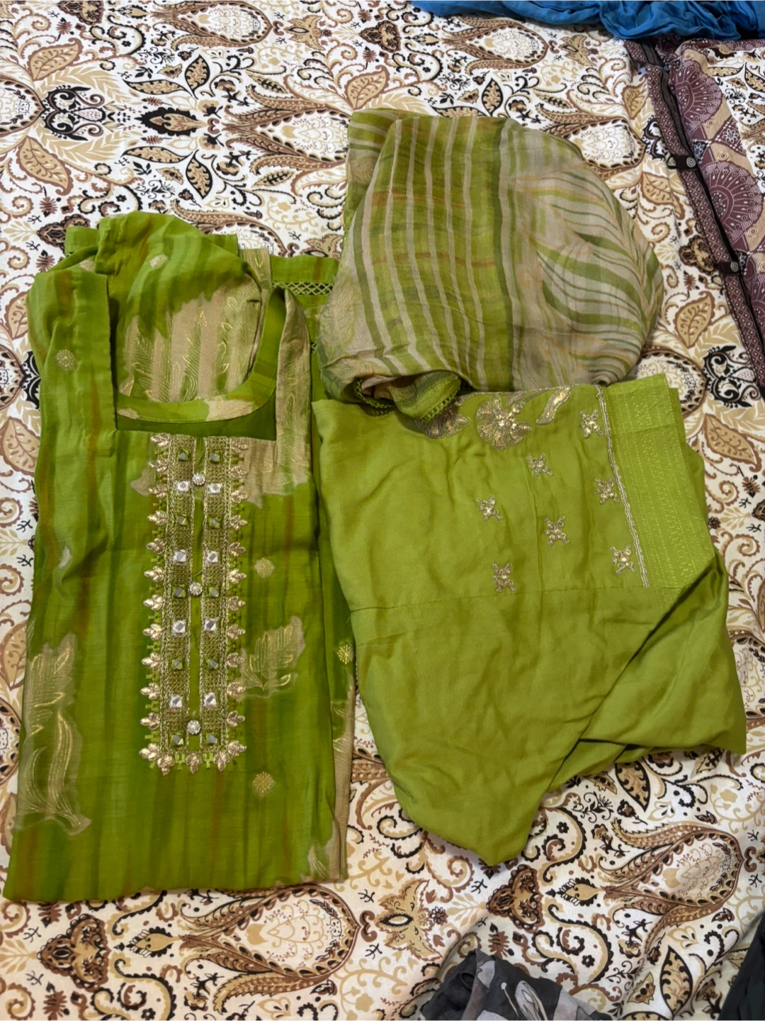 Embroidered Green salwar suit with dupatta - photo 2