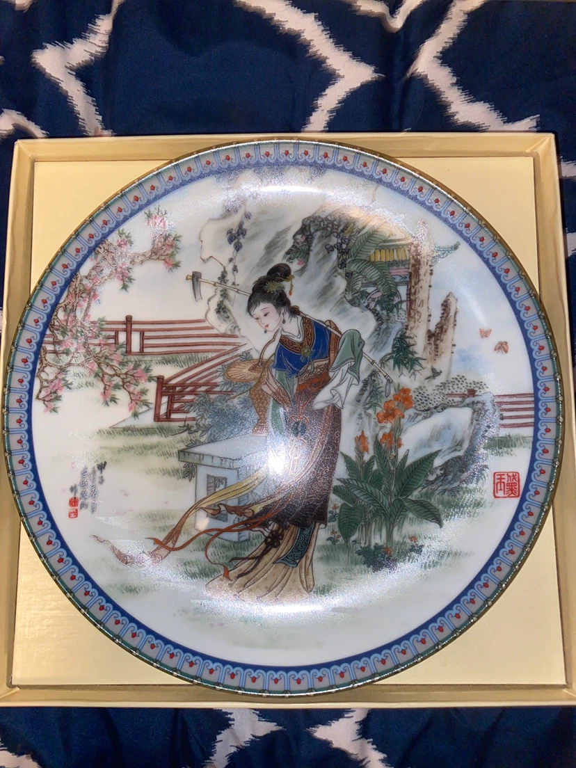 Decorative Porcelain Plate with Chinese Art