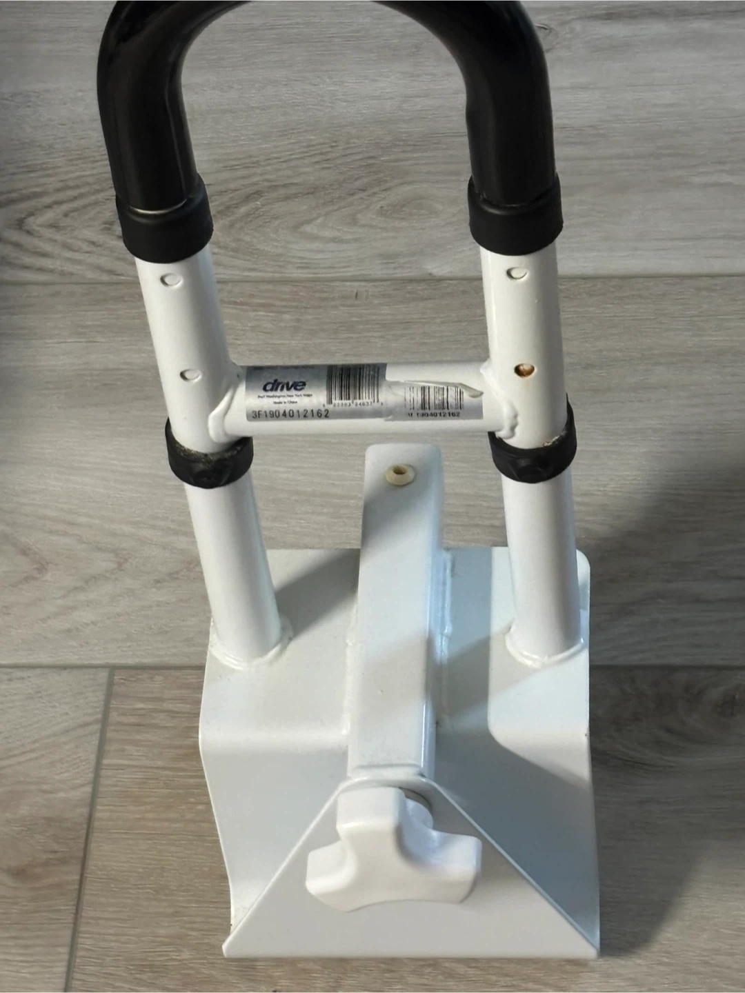 Tub safety bar