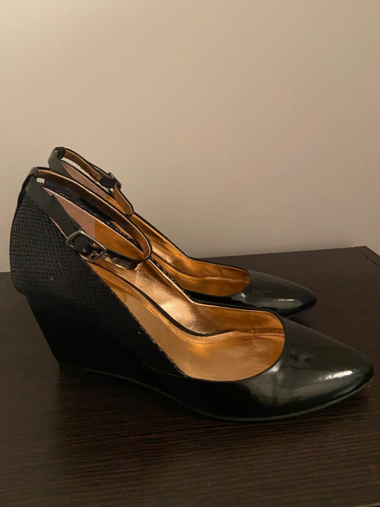 BCBG Generation Black Patent Wedge Heels with Ankle Strap Size 9 - photo 3