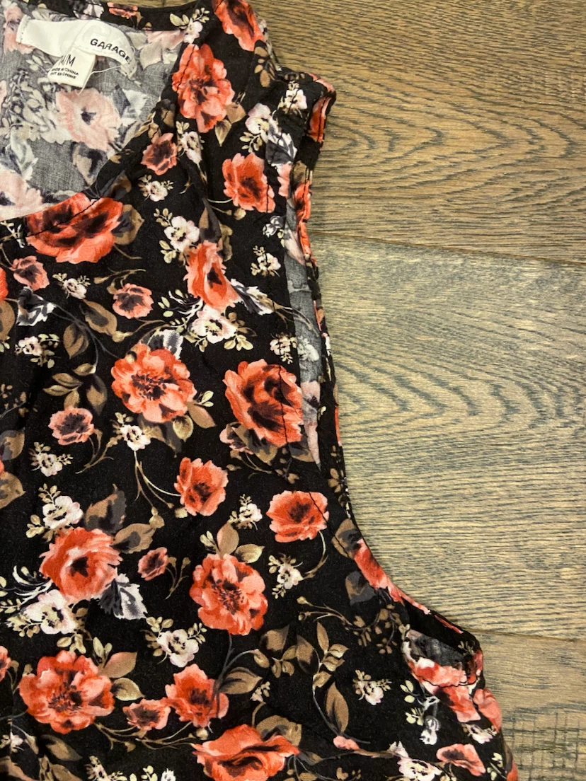 EUC: Garage Floral Peplum Sleeveless Top Size M - photo 3