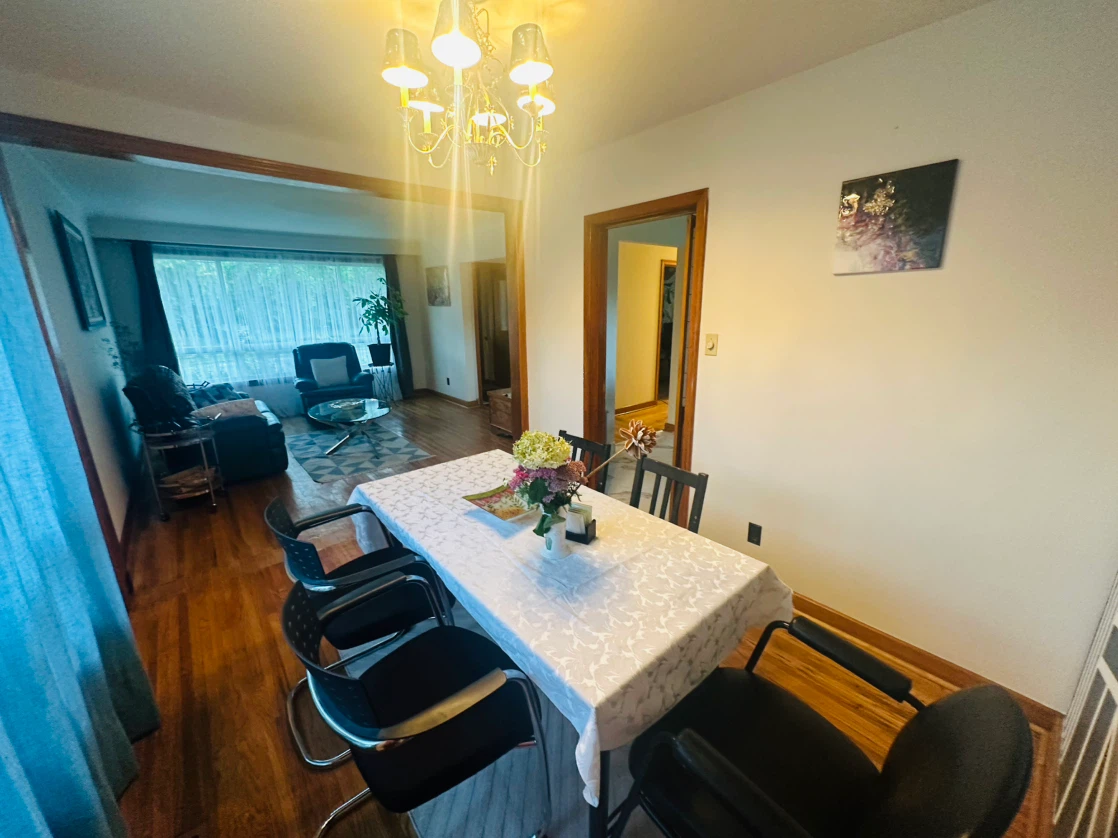 house for rent Oakville, kerr village for October only - photo 4