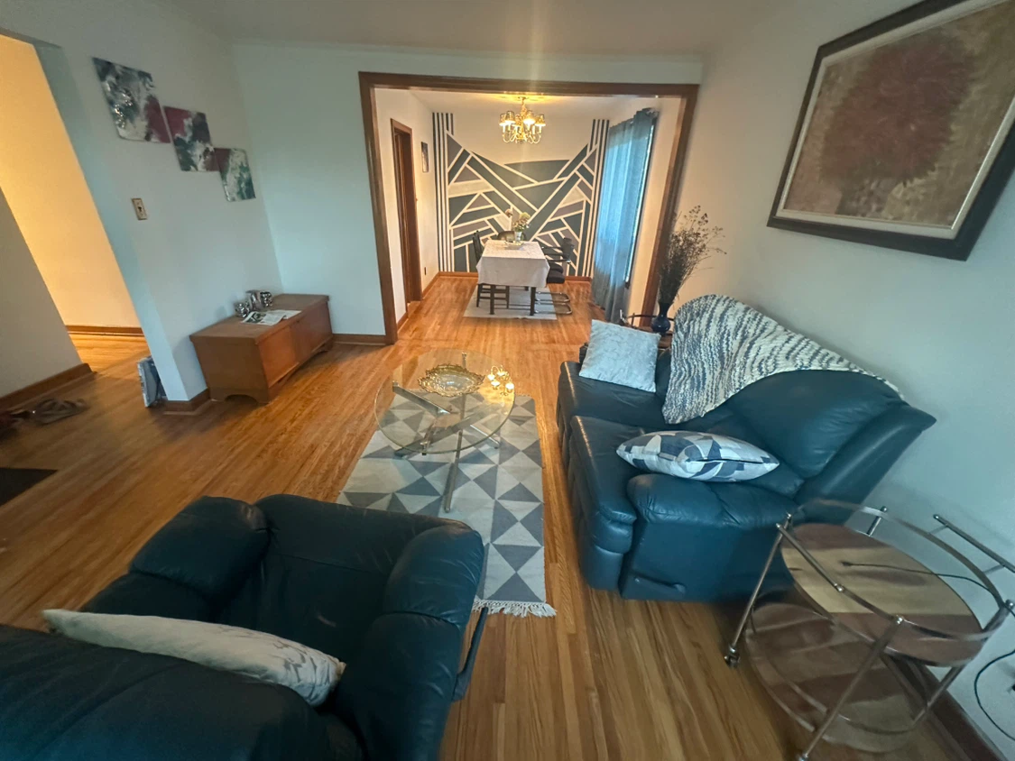 house for rent Oakville, kerr village for October only - photo 5