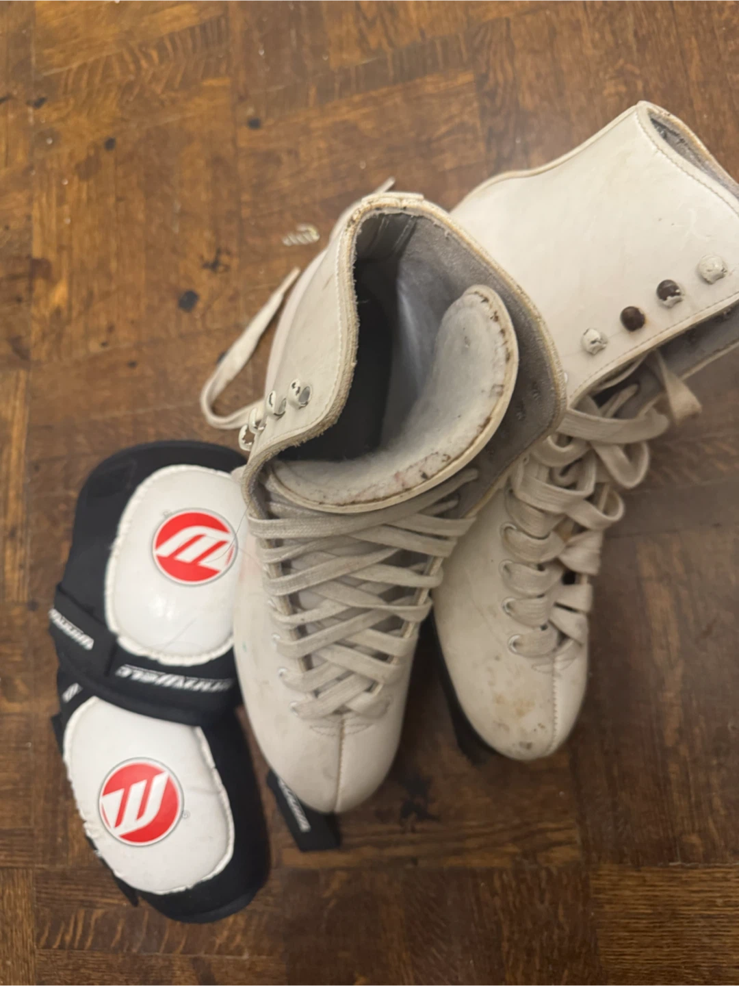 Dominion figure skates and knee pads - photo 2