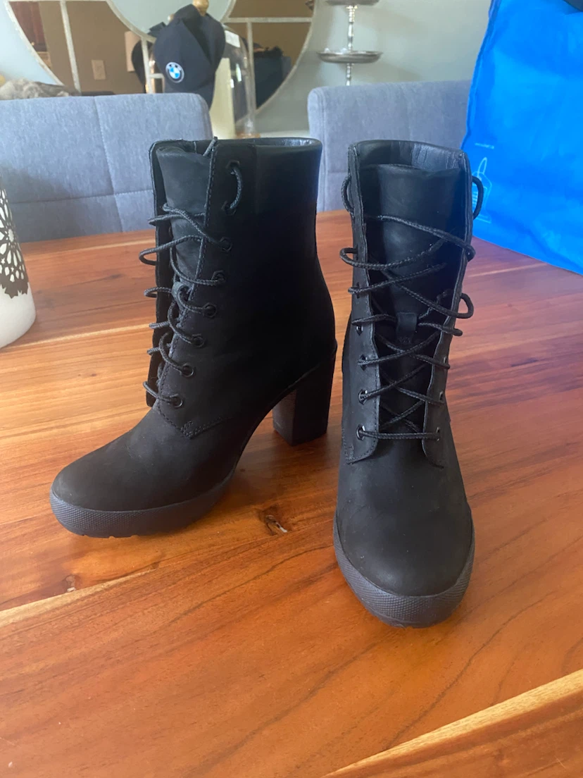 Timberland Black Lace-Up Heeled Boots - photo 3
