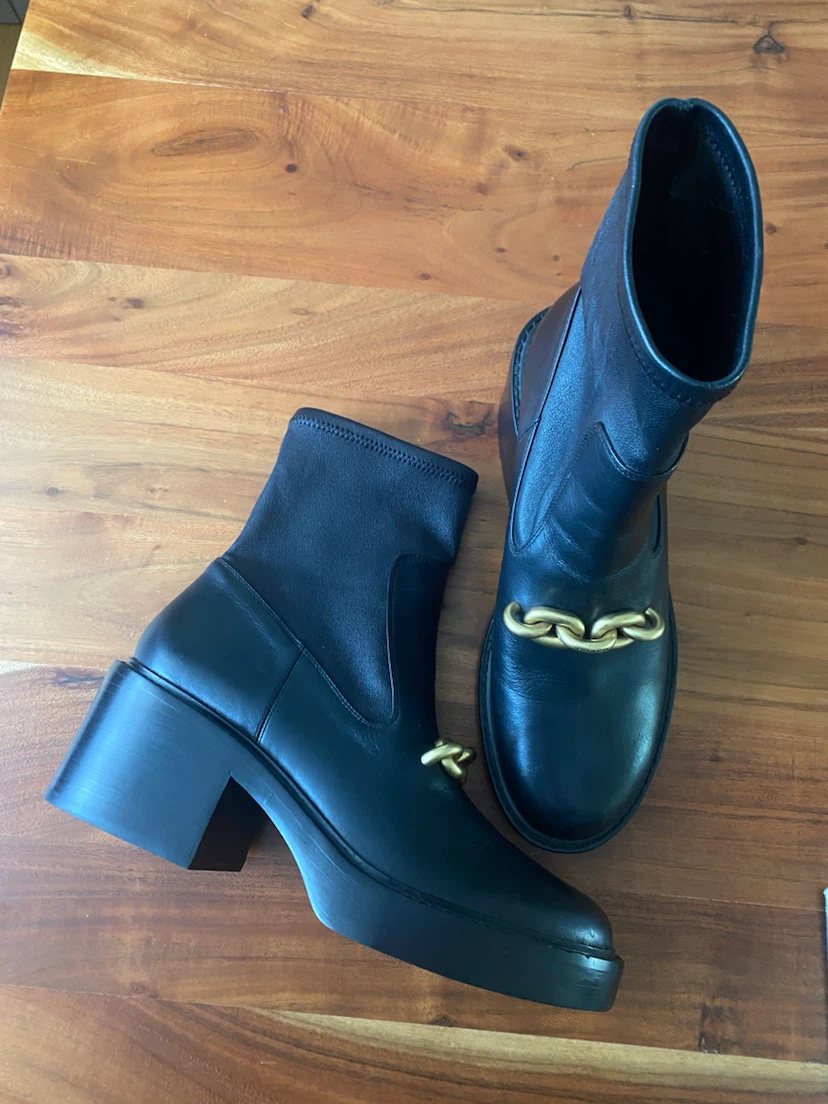 COACH Black Leather Chelsea Boots with Gold Chain Detail - photo 4