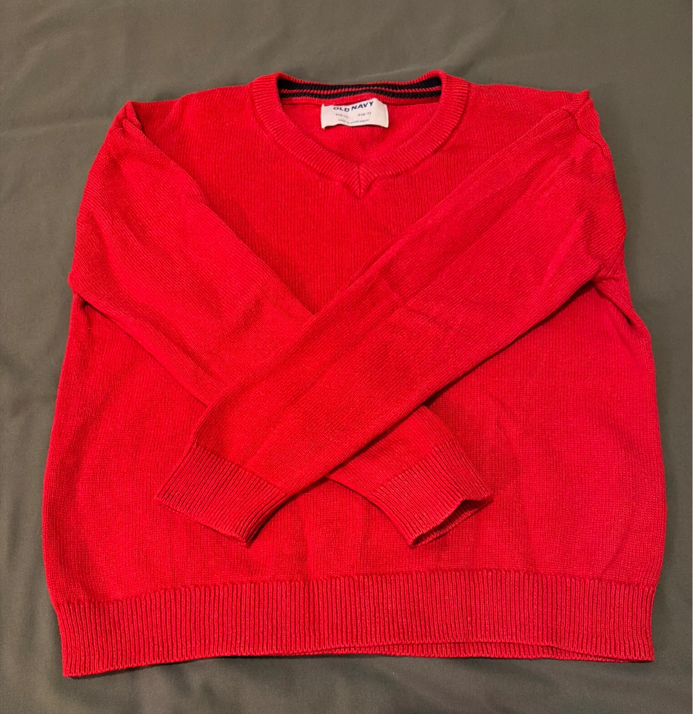 Old Navy Red boys V-Neck Sweater Size S (6-7)