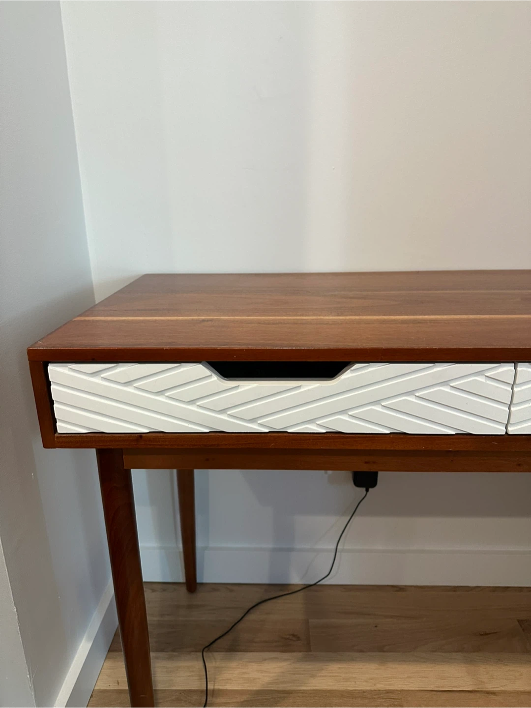 Wood desk with white textured drawers - photo 2