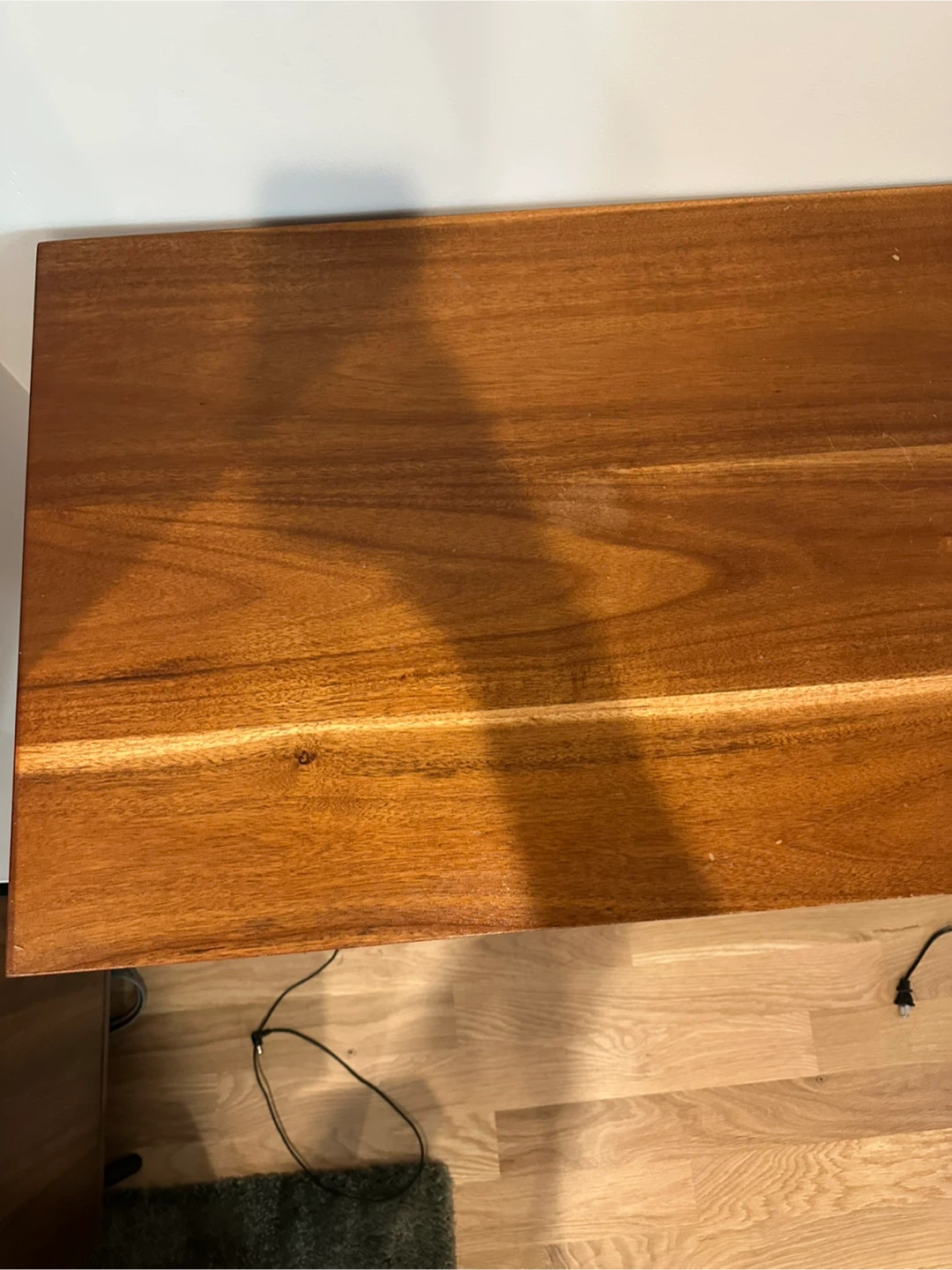 Wood desk with white textured drawers - photo 3