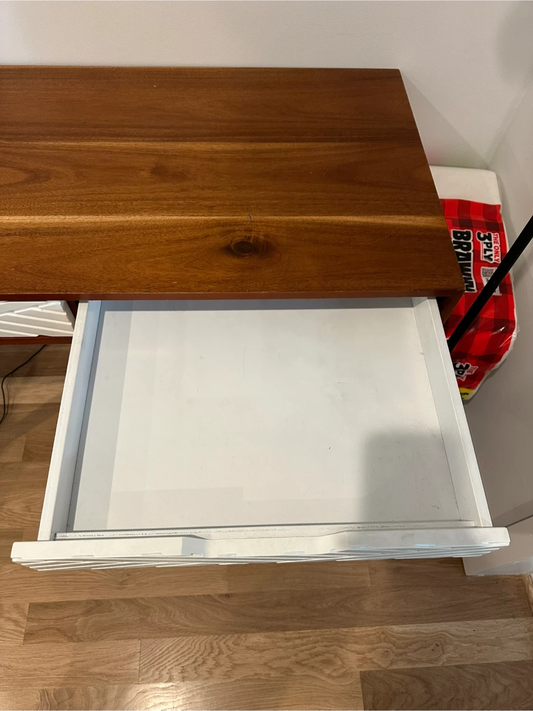 Wood desk with white textured drawers - photo 4