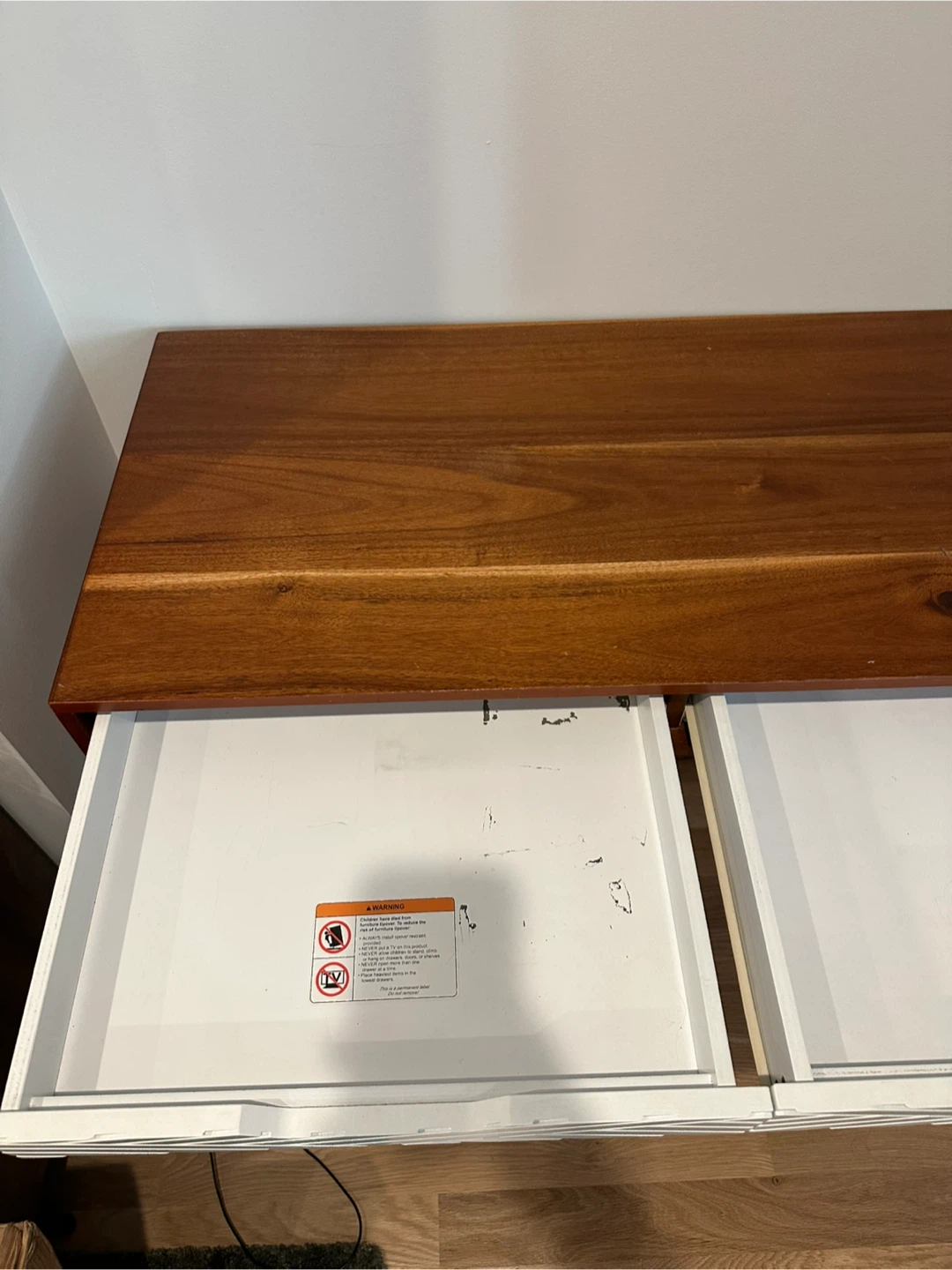 Wood desk with white textured drawers - photo 5