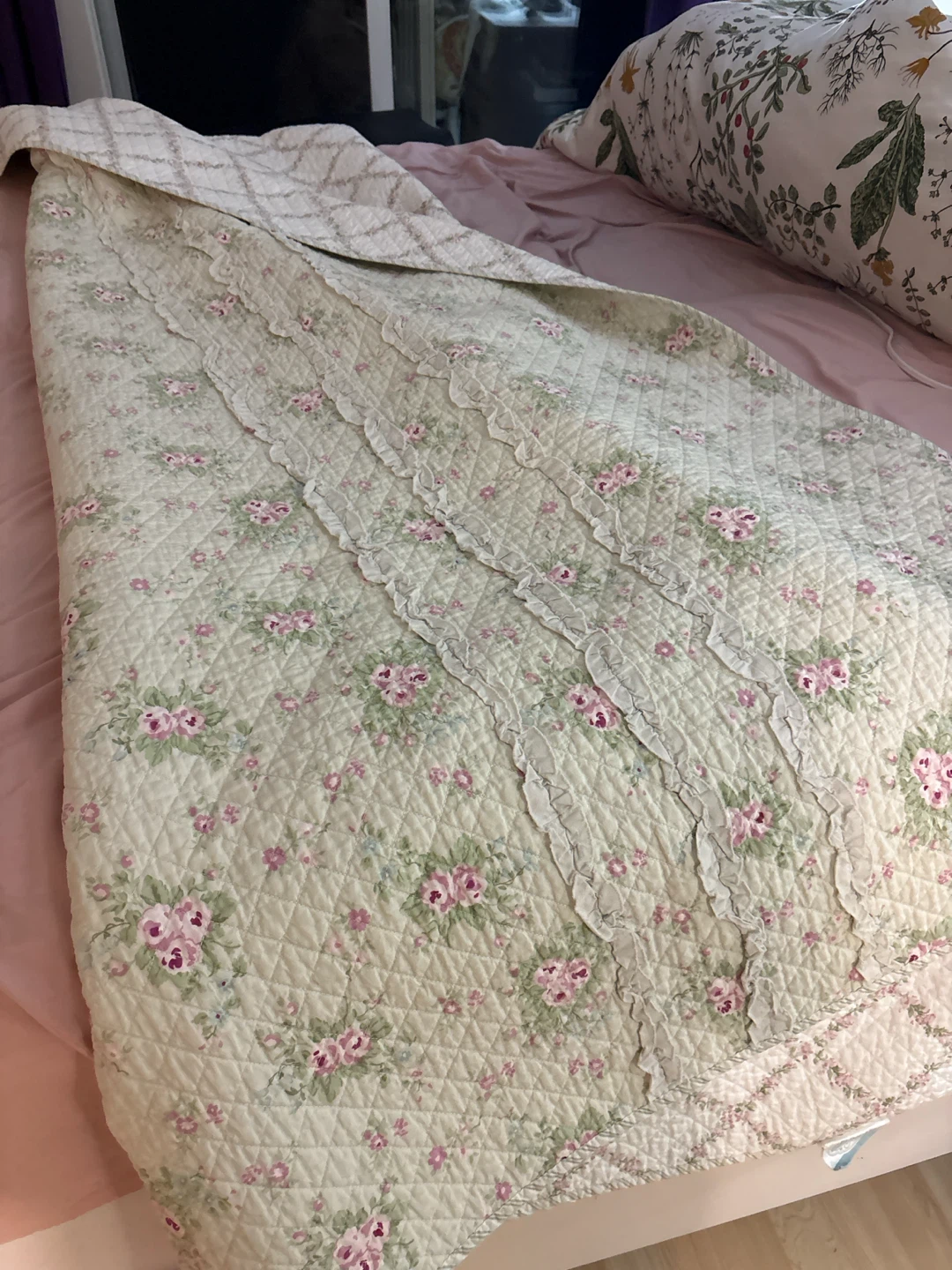 Vintage Chic Floral Quilted Throw Blanket