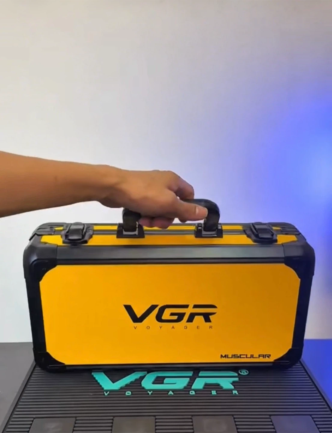 VGR "Muscular" Professional Hair Clipper Kit - photo 2
