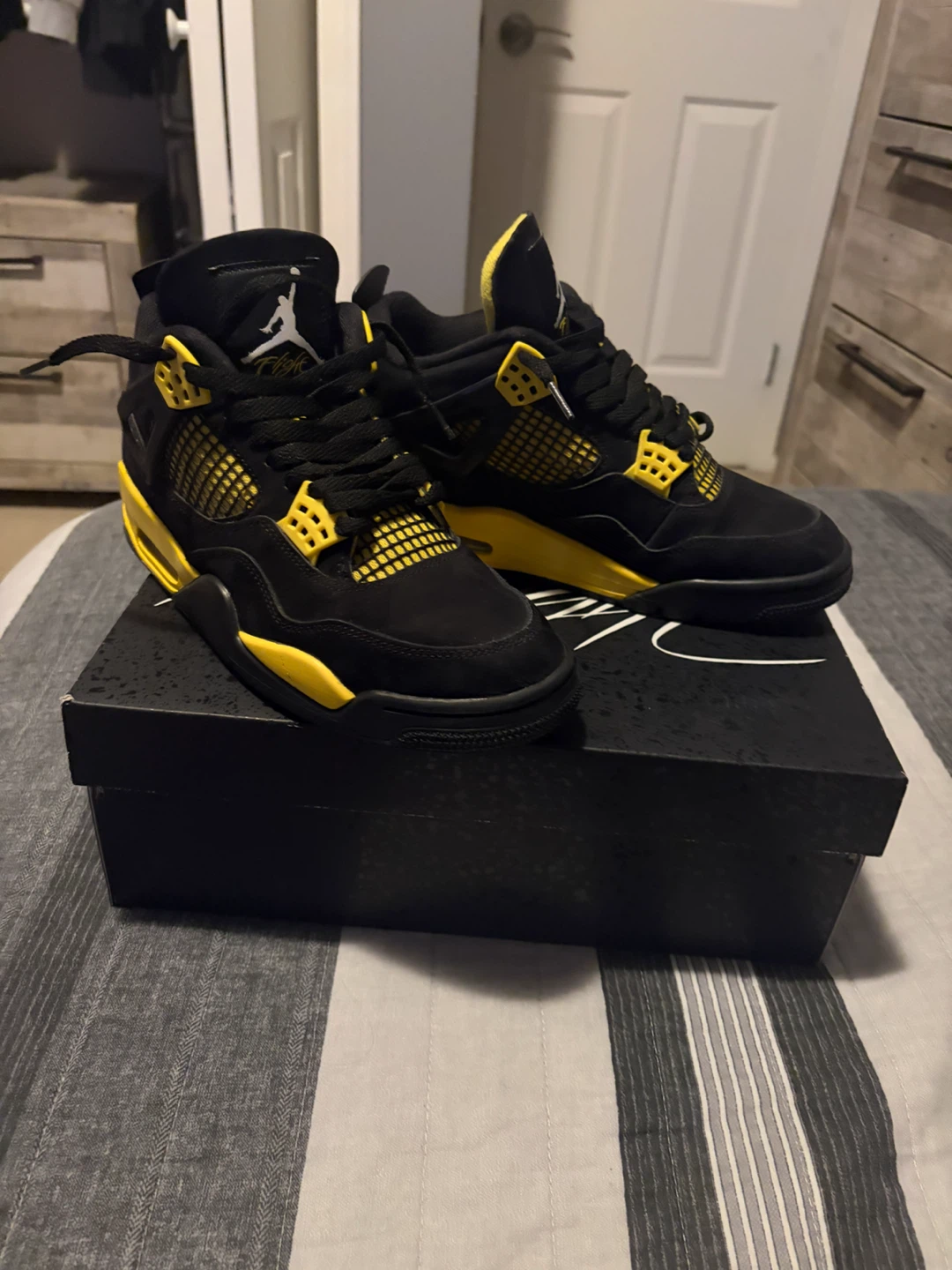 Jordan 4 thunders
