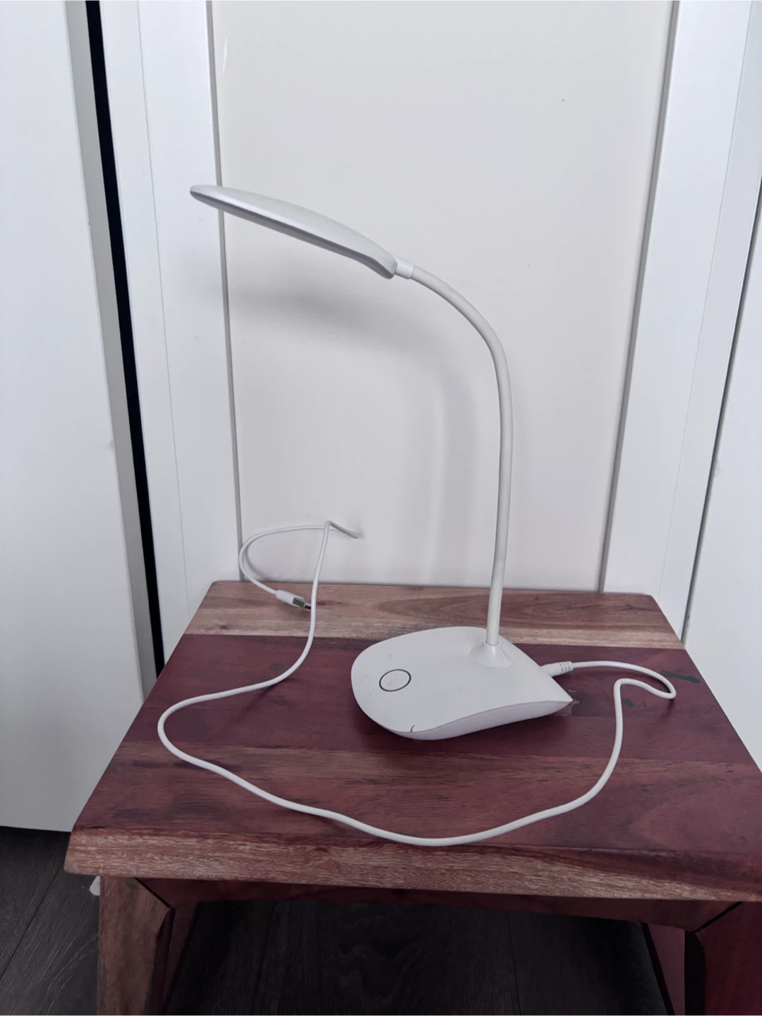 White LED desk lamp with flexible neck