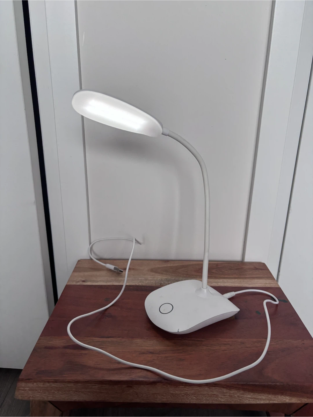 White LED desk lamp with flexible neck - photo 2
