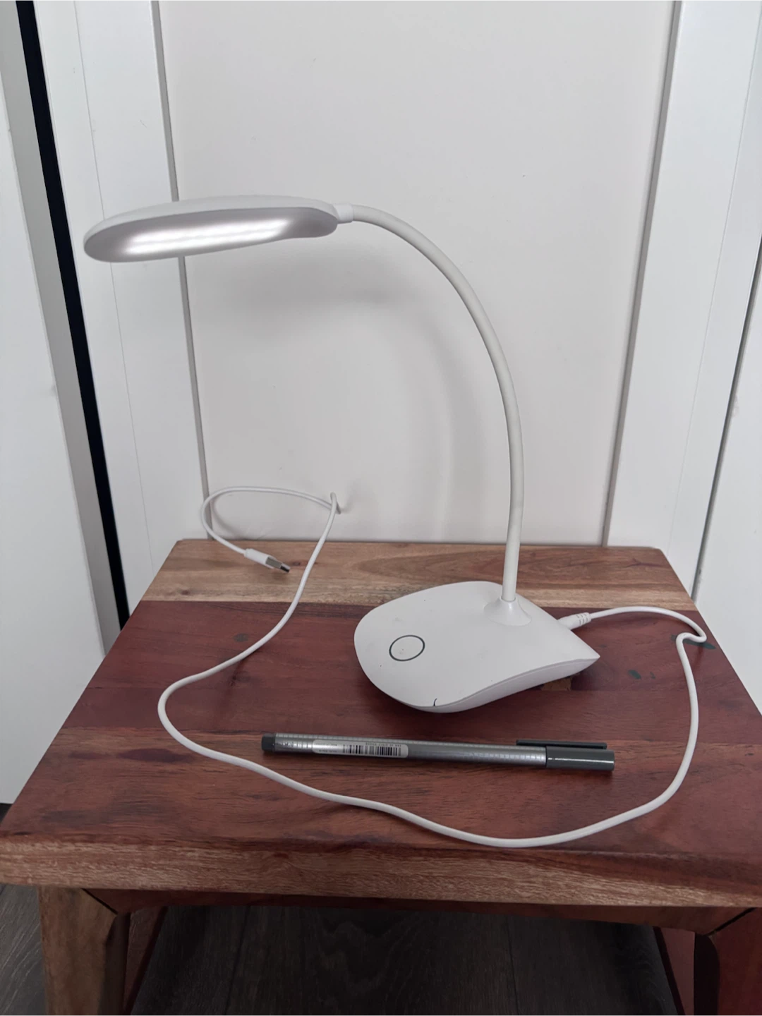 White LED desk lamp with flexible neck - photo 4