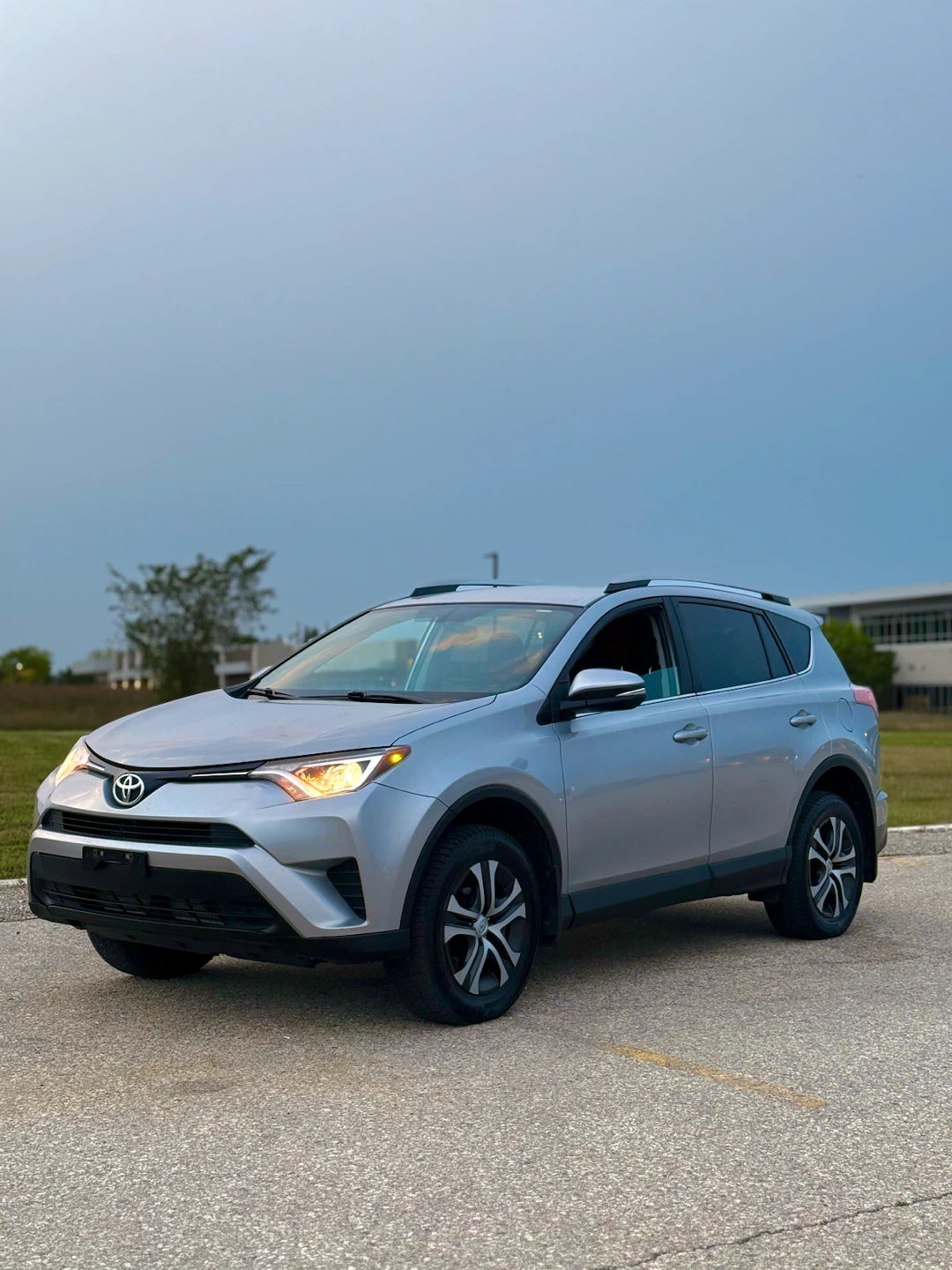 2016 Toyota RAV4 LE - photo 2