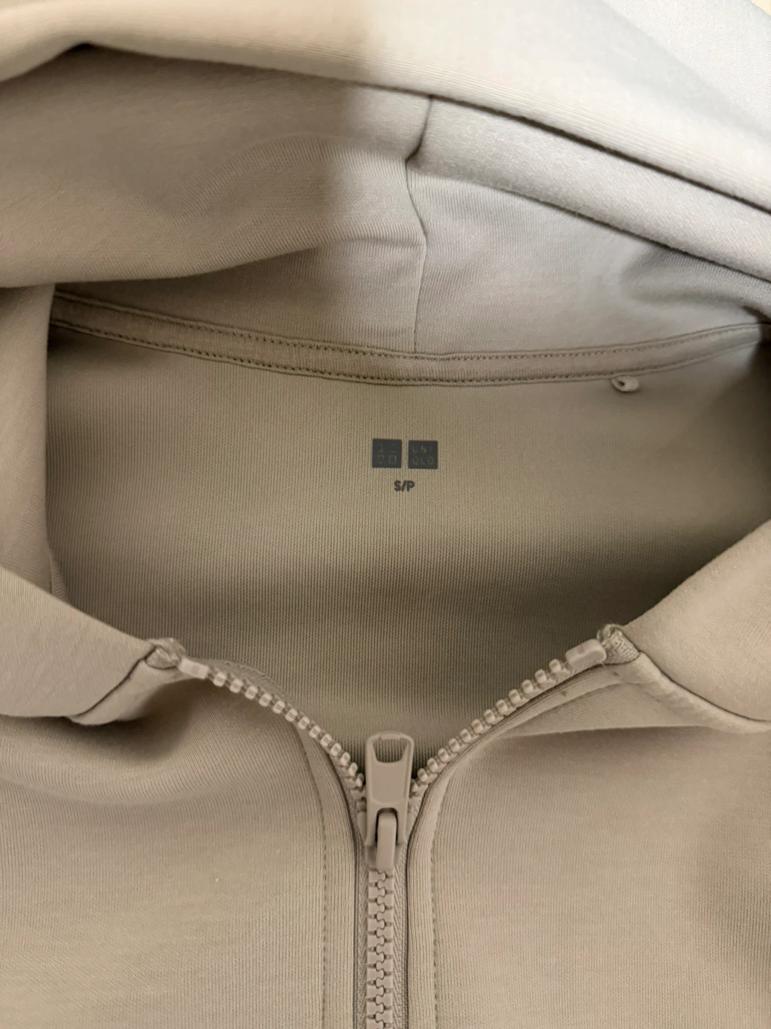 Uniqlo zip-up hoodie and jacket (all great condition) - photo 4