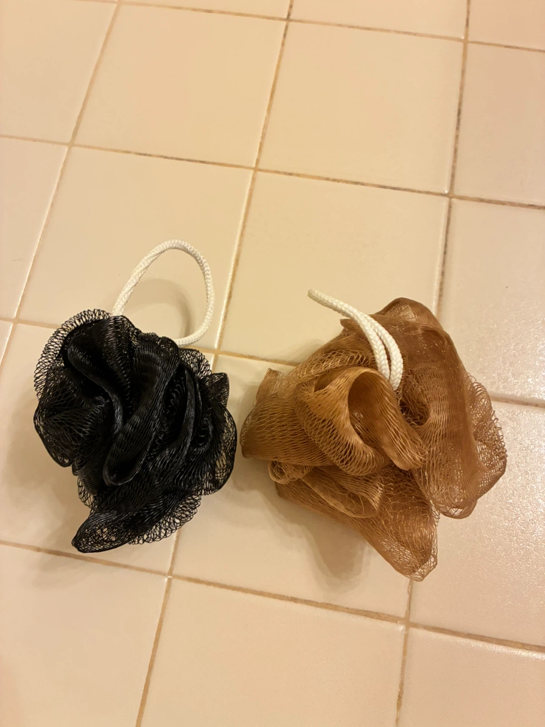 Mesh bath sponges in black and tan