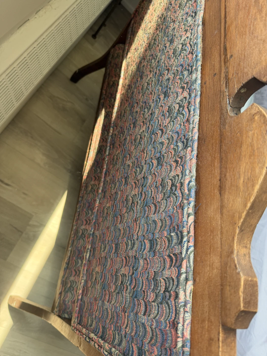 Vintage carved wood settee with tufted upholstery - photo 2