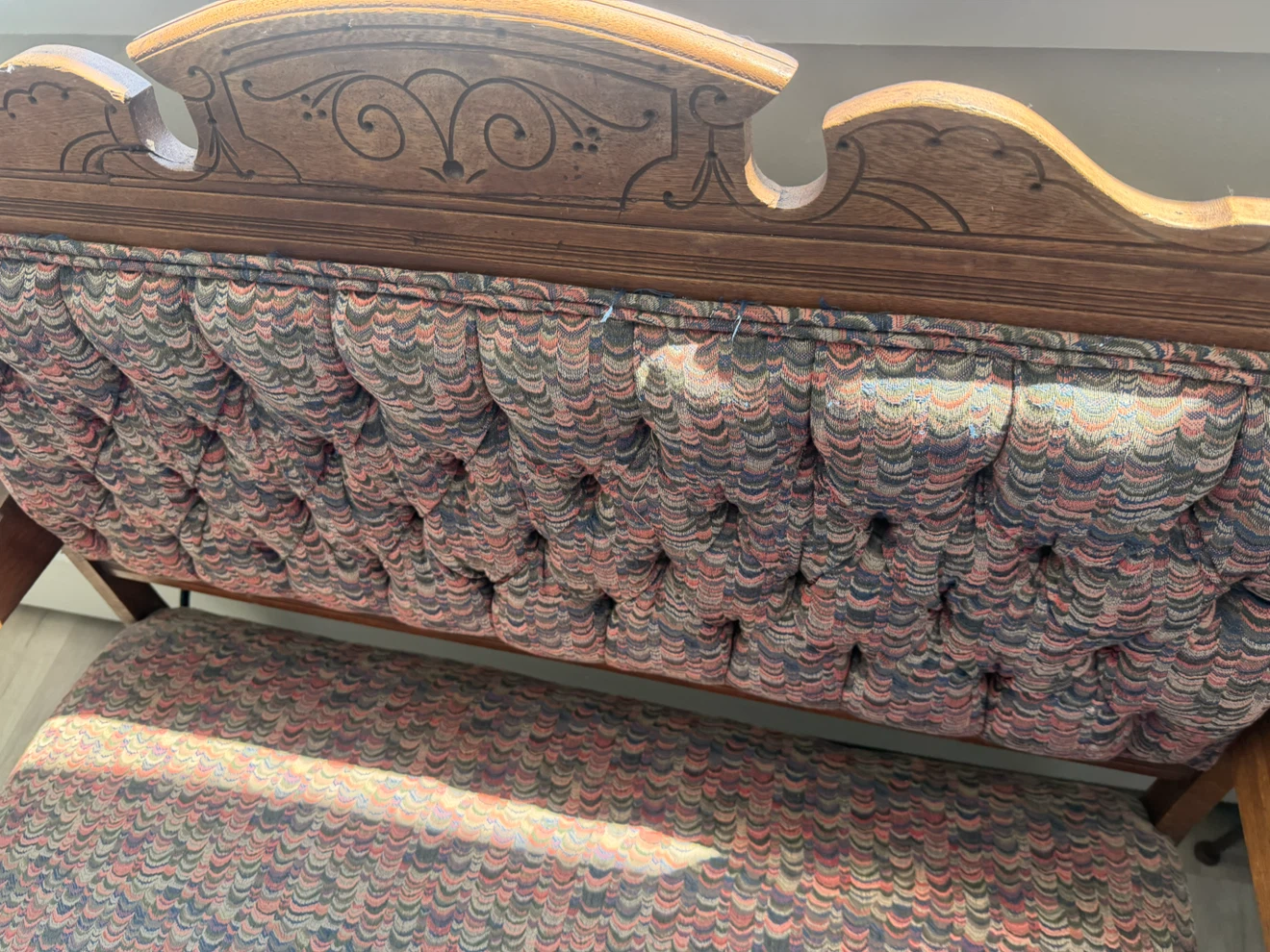 Vintage carved wood settee with tufted upholstery - photo 3