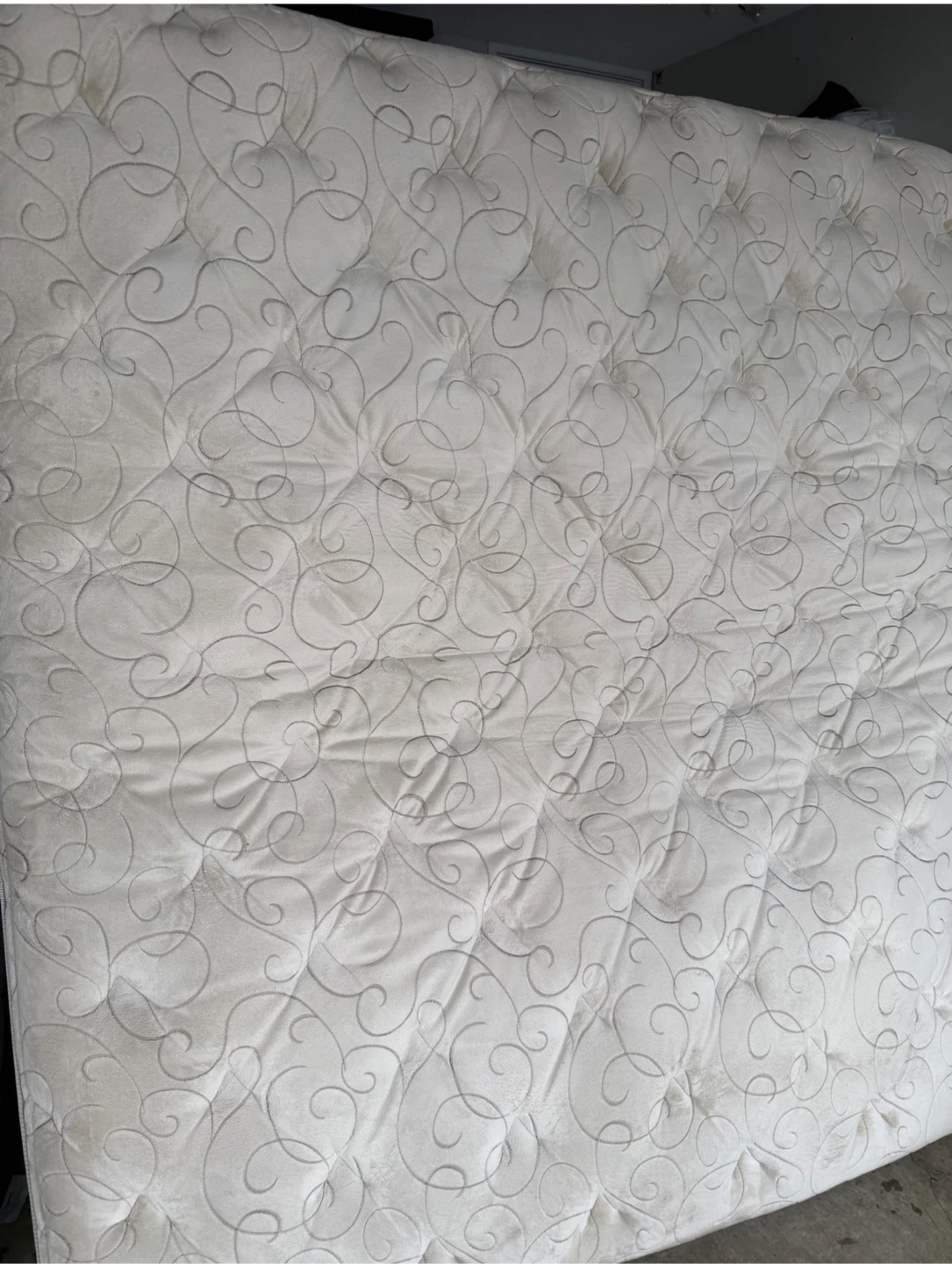 Kingsdown Latex Vivarri king bed