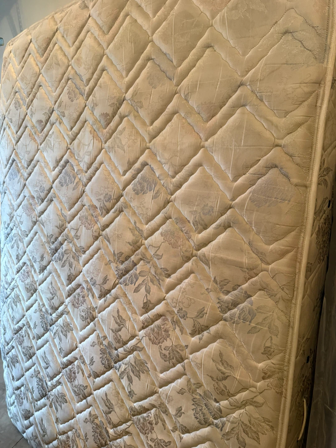 Queen mattress and box spring - photo 2