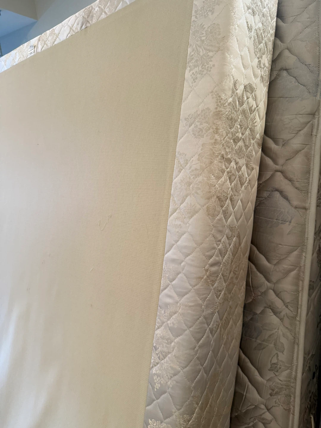 Queen mattress and box spring - photo 4