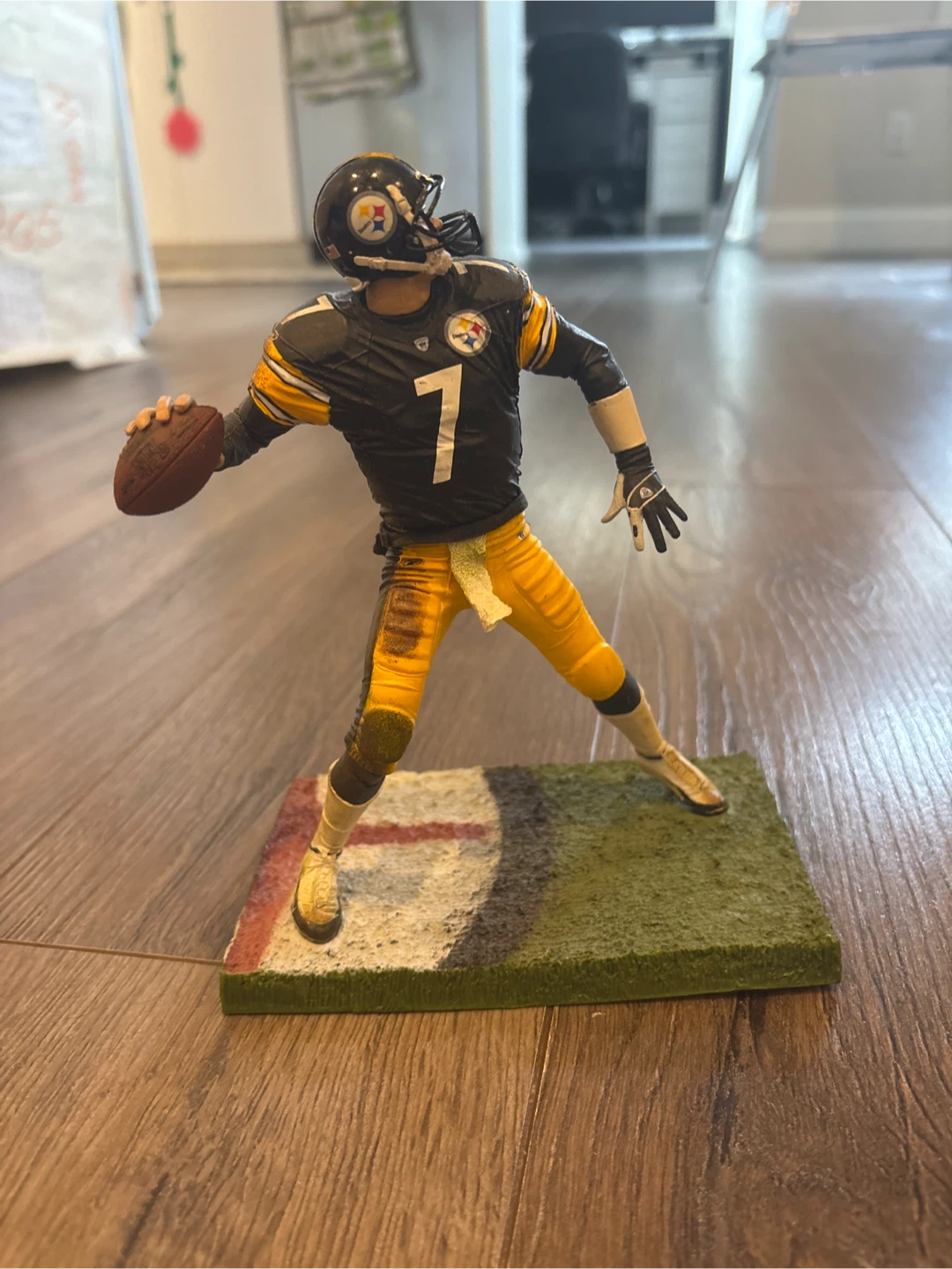 Pittsburgh Steelers Ben Roethlisberger #7 Football Figurine