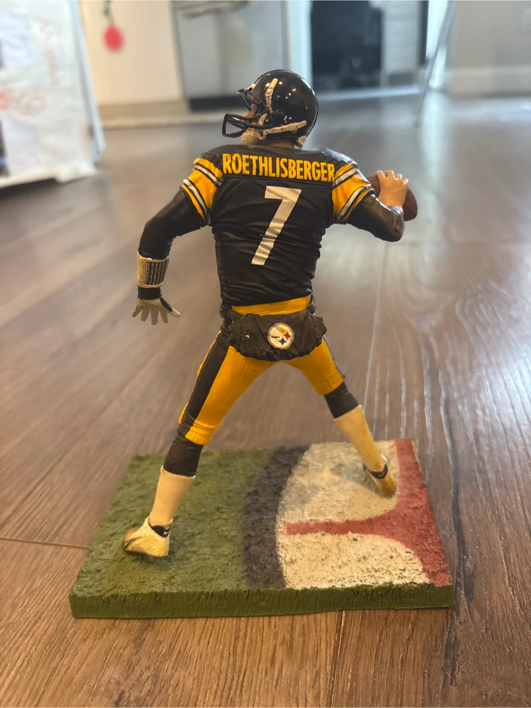 Pittsburgh Steelers Ben Roethlisberger #7 Football Figurine - photo 2