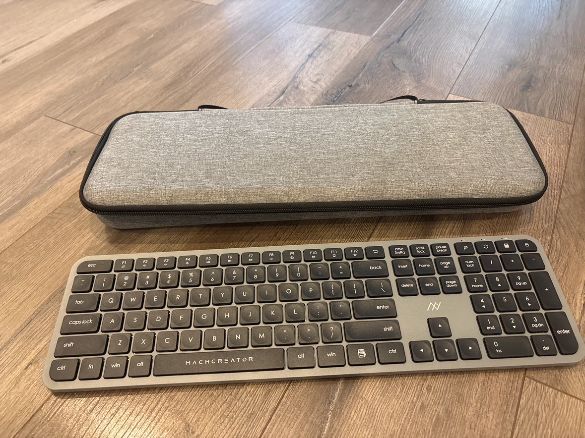 2x MACHCREATOR Keyboard with Case