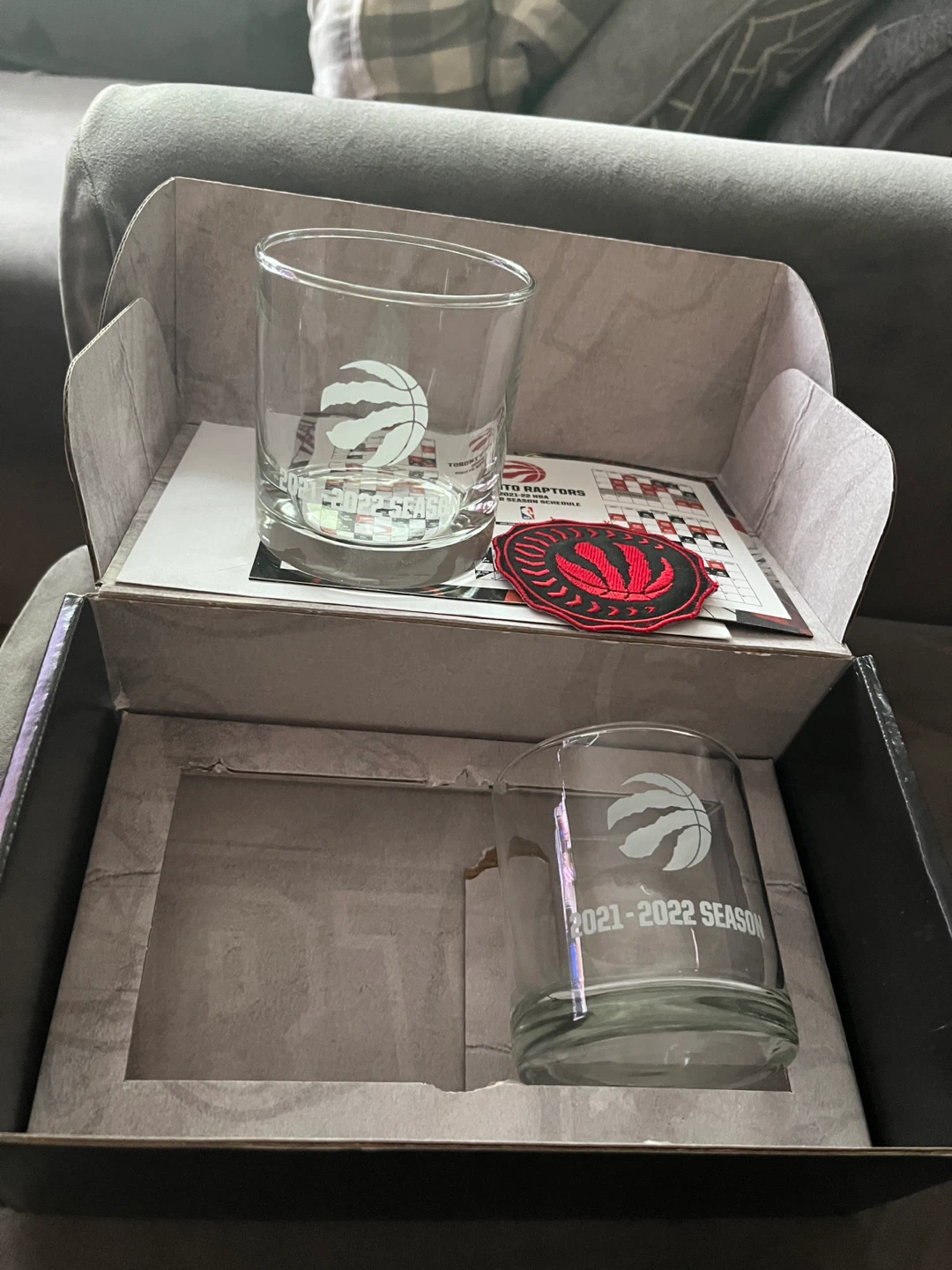 Toronto Raptors 2021-2022 Season Glass Set with Patch & Schedule - photo 2